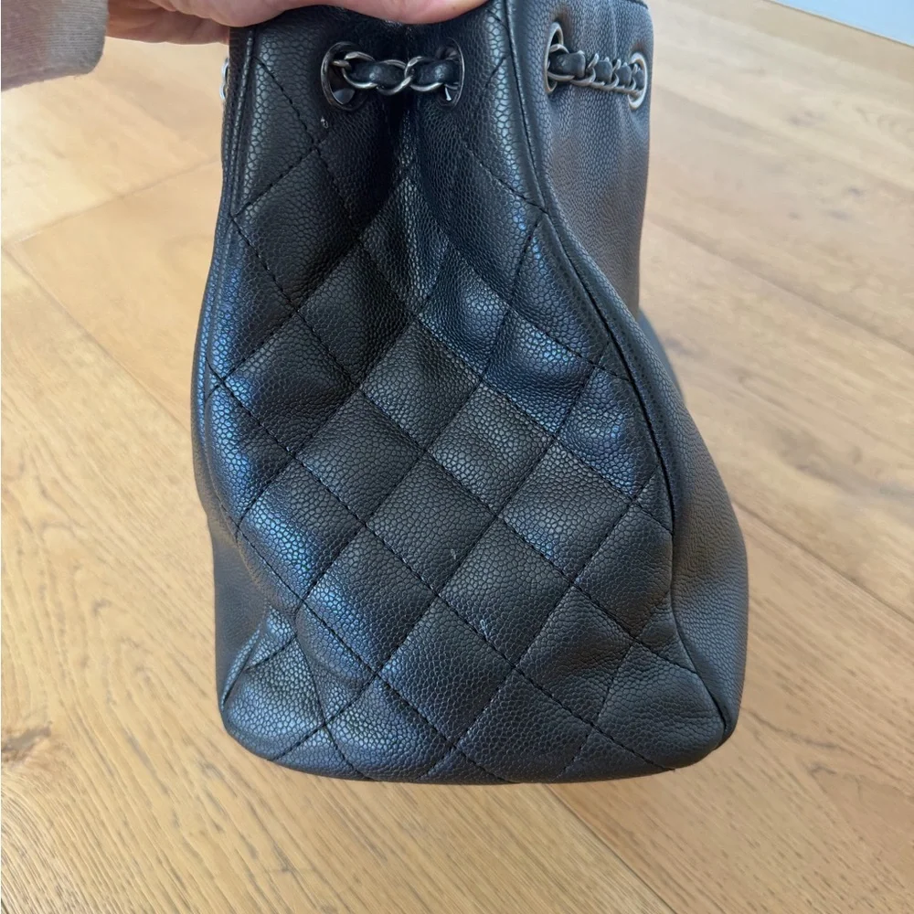 CHANEL Elegant Black Leather Shoulder Bag - Picture 2 of 10